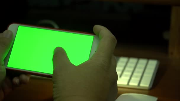 Mano femenina usando un teléfono inteligente con una pantalla verde — Vídeo de stock