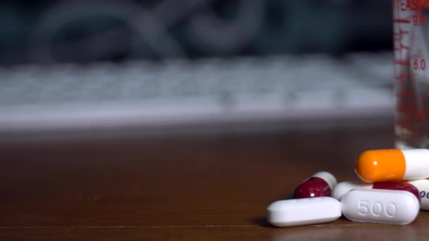 Gros plan de pilules ou de caplets filant sur une table prise d'en haut 