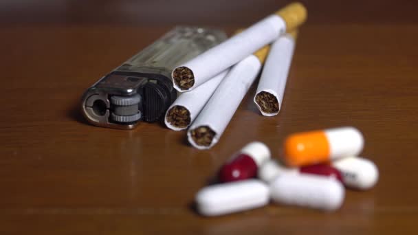 Cigarette abstraite avec médicaments signes malsains — Video