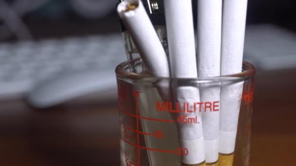 Cigarrillo abstracto con medicamentos signos malsanos — Vídeo de stock