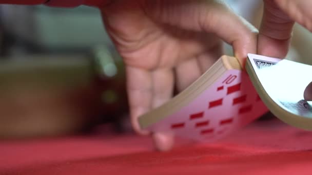 Mano de hembra Shuffling jugando a las cartas — Vídeos de Stock