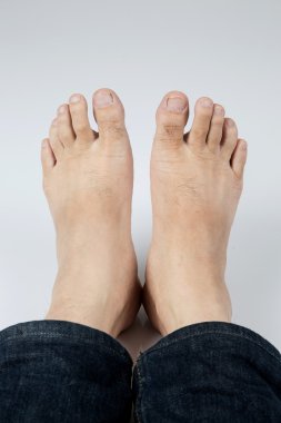 Erkek ayakları gri arka plan üzerinde