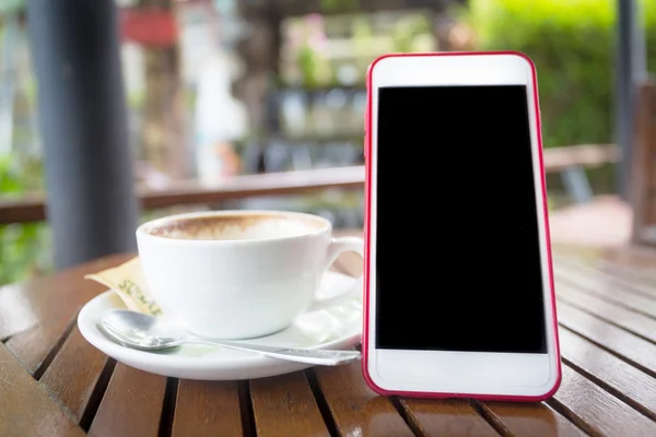 Smartphone με κενή μαύρη οθόνη και φλιτζάνι καφέ — Φωτογραφία Αρχείου
