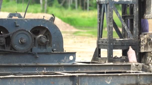 Rammler auf einer Baustelle, ein Pfahl, der einen Balkenstapel stützt — Stockvideo