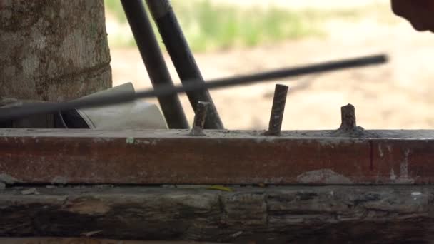 Werknemer bocht stalen lijn in vierkante vorm. Bouw gebouw, een post die een lichtbundel-stapel ondersteunt — Stockvideo