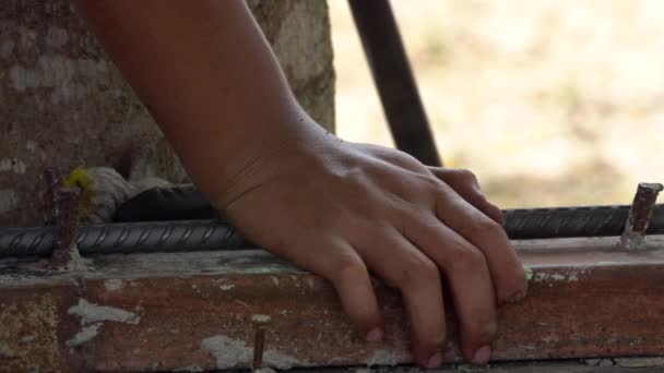 La linea d'acciaio della curva del lavoratore dentro alla figura quadrata. All'edificio di costruzione, un palo che sostiene una trave-pila — Video Stock