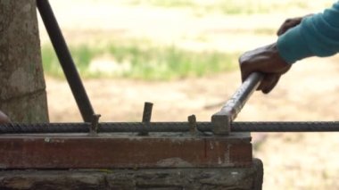 Kare şeklinde alt bend çelik hattı. Bina, inşaat bir ışın yığın destekleyen bir yazı