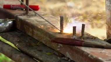 Bileme ve kaynak konumu binasında işçiler. Endüstriyel bir tesisi üzerinde kaynak