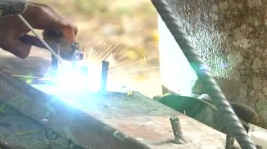 Bileme ve kaynak konumu binasında işçiler. Endüstriyel bir tesisi üzerinde kaynak