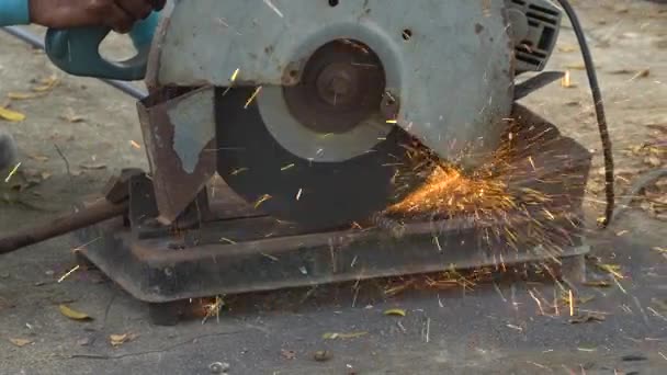 Linha de metal cortada Serragem trabalhador com uma serra circular faíscas no edifício Localização  . — Vídeo de Stock
