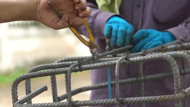 Werknemer bocht stalen lijn in vierkante vorm. Bouw gebouw, een post die een lichtbundel-stapel ondersteunt — Stockvideo