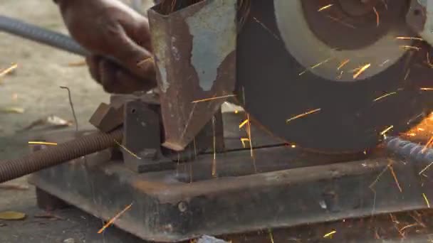 Dělnické řezání řezu kovové linky s kruhovou pilou jiskry na místě budovy . — Stock video