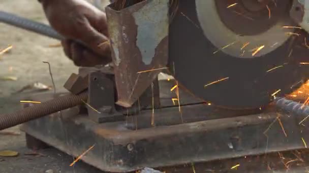 Werknemer zagen gesneden metalen lijn met een cirkelzaag Vonken op locatie gebouw . — Stockvideo