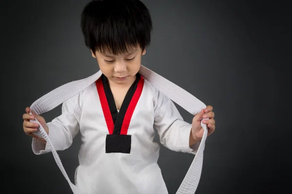 Asiático lindo niño entrenamiento en TAEKHONDO uniforme — Foto de Stock