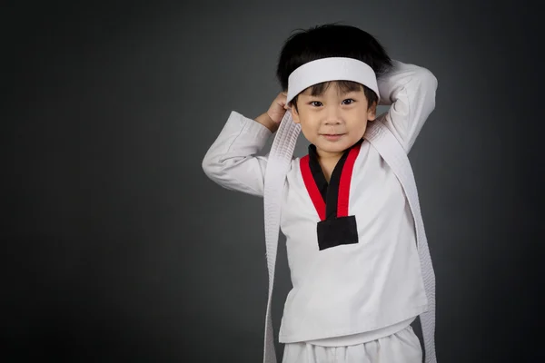 Asiático lindo niño entrenamiento en TAEKHONDO uniforme — Foto de Stock