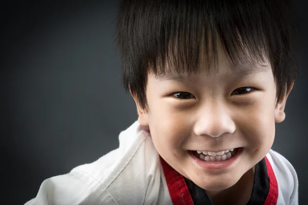 Asiatico carino bambino formazione in TAEKHONDO uniforme — Foto Stock