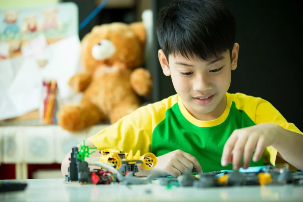 Милий азіатський хлопчик грає з пластиковими блоками — стокове фото