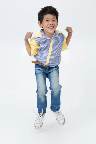 Šťastný chlapec asijské skákání — Stock fotografie