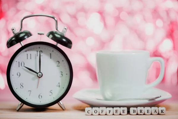 Un descanso para tomar un café. taza de café en la mesa —  Fotos de Stock