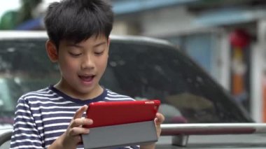 Asyalı çocuk road, Bangkok Tayland yakınındaki akıllı cep telefonu kullanarak