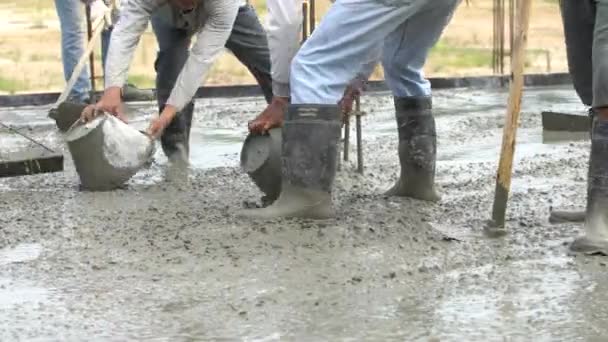 Icke identifiera konstruktion arbetstagare hälla konkreta mix från cementblandare. — Stockvideo