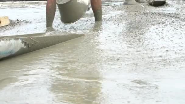 Bez určení stavební dělníci nalít betonovou směs z cement mixer. — Stock video