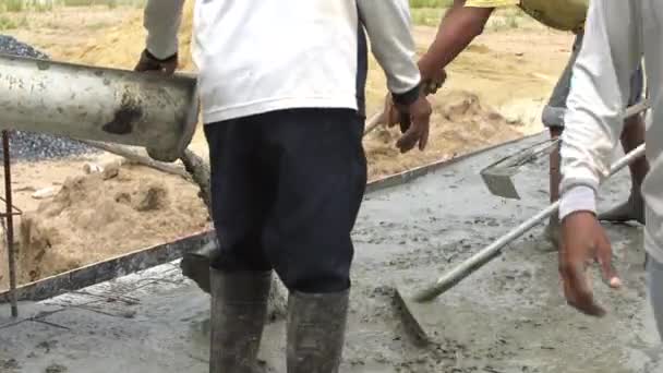 Non identifier Les travailleurs de la construction versent le mélange de béton de la bétonnière . — Video