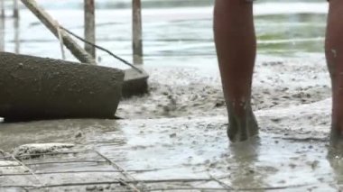 Sigara tanımlamak inşaat işçileri pour beton karışım çimento karıştırıcı.