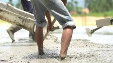 Sigara tanımlamak inşaat işçileri pour beton karışım çimento karıştırıcı.