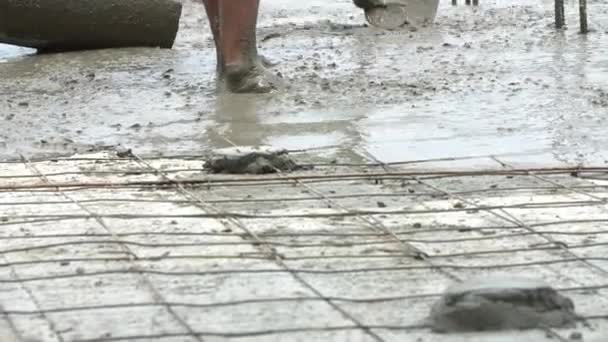 非确定浇注混凝土配合比，施工工人从水泥搅拌车. — 图库视频影像