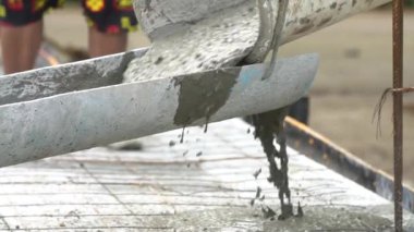 Sigara tanımlamak inşaat işçileri pour beton karışım çimento karıştırıcı.