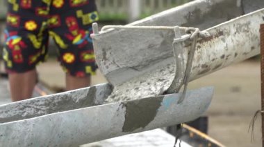 Sigara tanımlamak inşaat işçileri pour beton karışım çimento karıştırıcı.