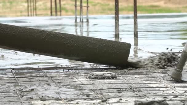 Non identifier Les travailleurs de la construction versent le mélange de béton de la bétonnière . — Video