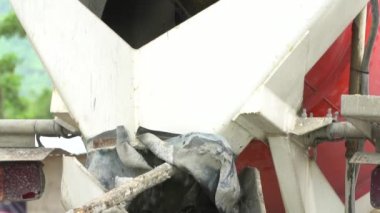 Sigara tanımlamak inşaat işçileri pour beton karışım çimento karıştırıcı.