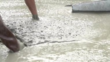 Sigara inşaat işçileri pour beton karışım çimento karıştırıcı tanımlayın. Ağır çekim 120 fps.