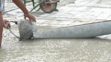 Sigara inşaat işçileri pour beton karışım çimento karıştırıcı tanımlayın. Ağır çekim 120 fps.