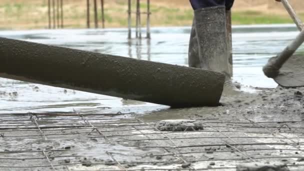 Icke identifiera konstruktion arbetstagare hälla konkreta mix från cementblandare. Slow motion 120 fps. — Stockvideo