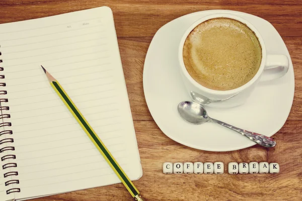 Tasse Kaffee mit Notizblock zum Hinzufügen von Text — Stockfoto