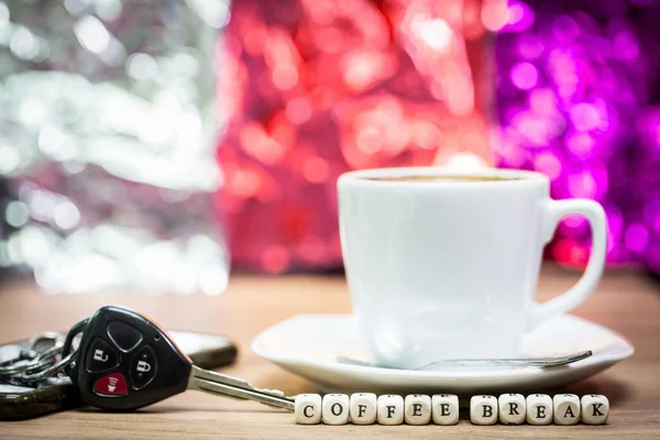 Tasse de café avec clés, concéder la pause café — Photo