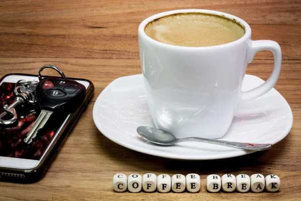 Šálek kávy s klíči, Coffee break concep — Stock fotografie