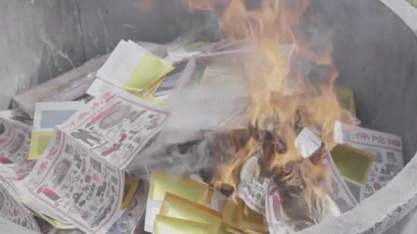 Κινέζοι Έβαλαν Πυροτεχνήματα Και Έκαψαν Χρυσό Χαρτί Διάφορες Συσκευές Γιορτάστε — Αρχείο Βίντεο