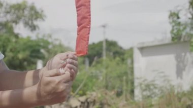 Çinli adamlar havai fişek attılar ve altın kağıtları yaktılar. Çeşitli aletler merhumun ölüm yıldönümünü kutluyor..