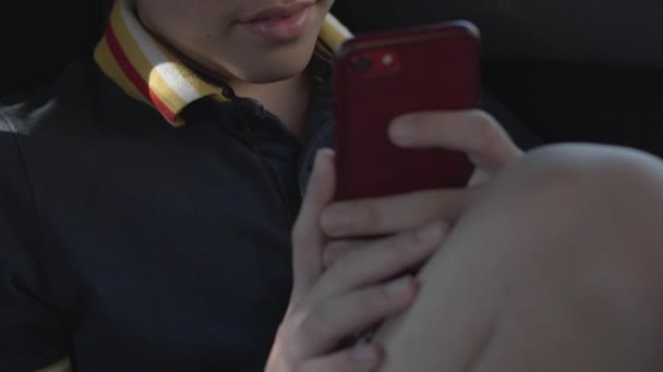 Asiático Adolescente Dentro Del Coche Jugando Teléfono Inteligente Mientras Viaja — Vídeo de stock