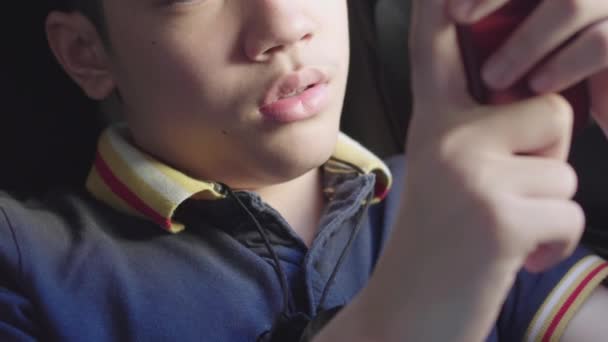 Asiatico Giovanissima Dentro Auto Giocare Smartphone Mentre Viaggio Auto — Video Stock