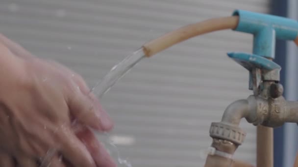 Asian Man Está Lavando Mãos Com Água Chuva Mãos Sujas — Vídeo de Stock