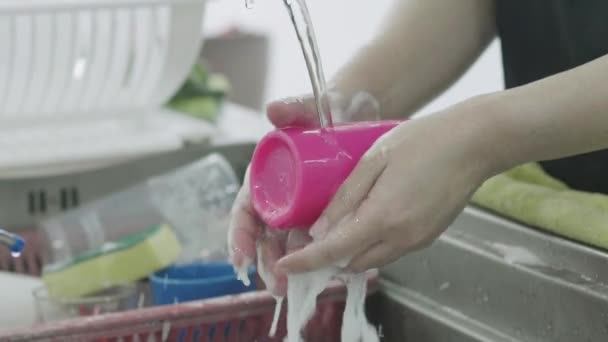 Primo Piano Mano Una Donna Asiatica Sta Lavando Piatti Mentre — Video Stock