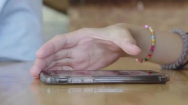 Kadının elini kapat. Telefonu kullan.