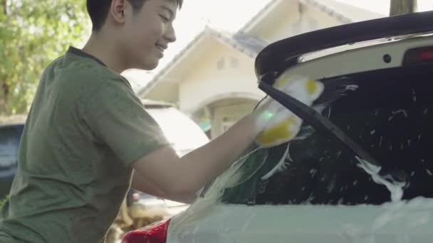Тайський Чоловік Підліток Задоволенням Миє Машину Власному Домі — стокове відео