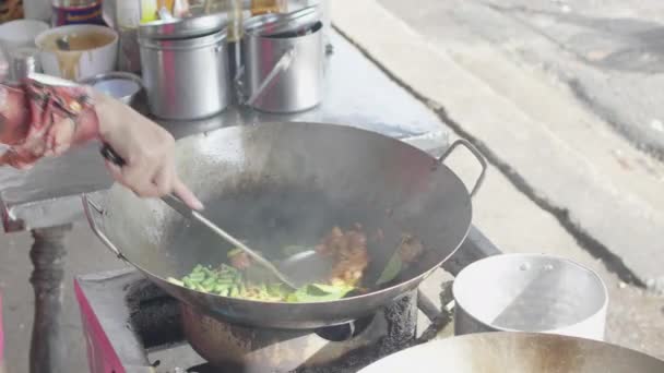 Şefin Eli Tayland Sokak Yemeklerinde Aşçıdır — Stok video