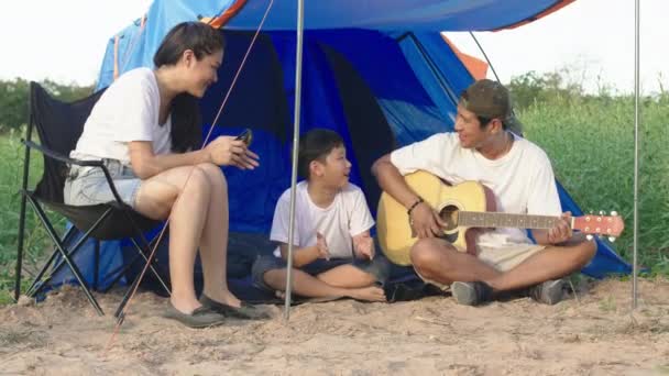 Glad Asiatisk Familj Föräldrar Barn Camping Semester — Stockvideo